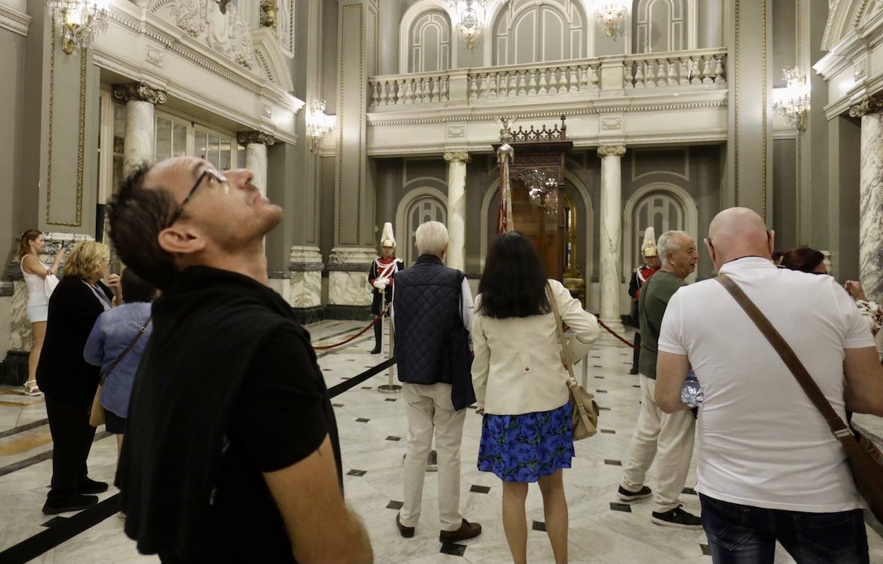 Varias personas se han dado cita para visitar la bandera de la Comunitat en este fin de semana del 9 d'Octubre.