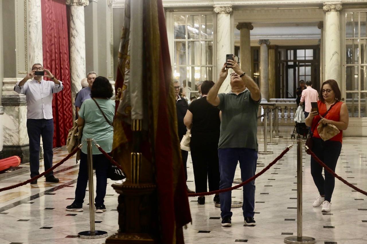 Varias personas se han dado cita para visitar la bandera de la Comunitat en este fin de semana del 9 d'Octubre.