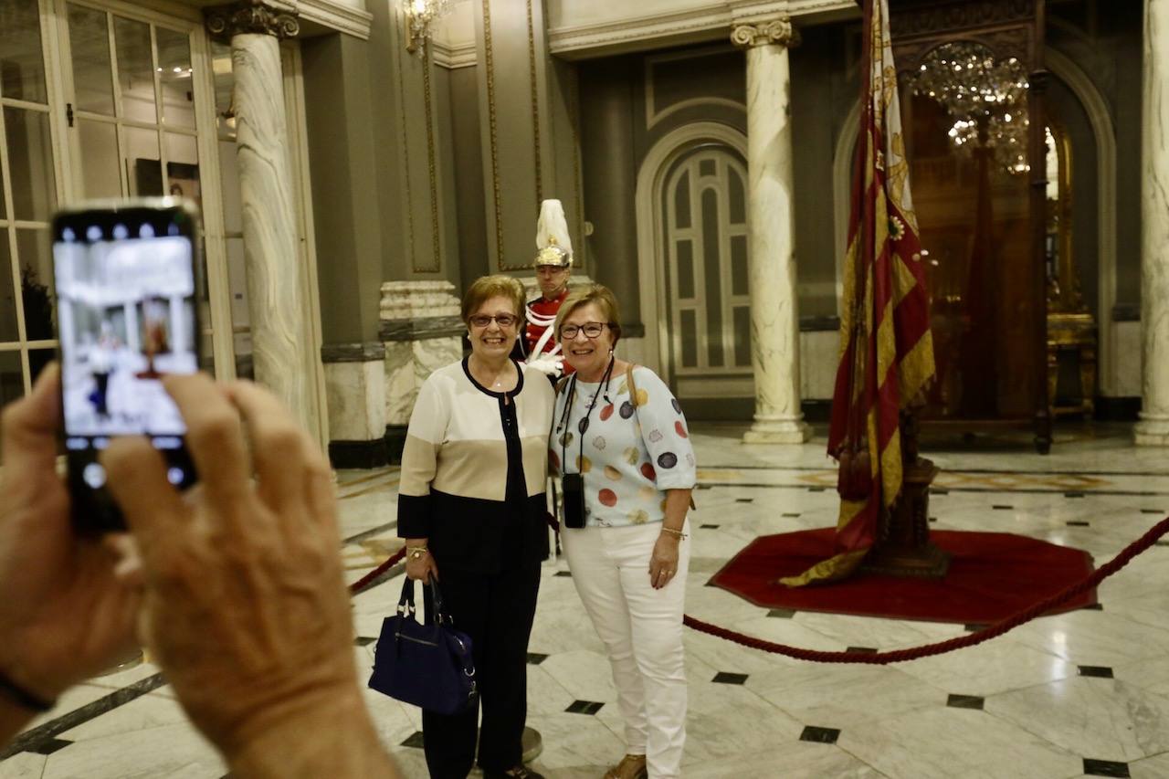 Varias personas se han dado cita para visitar la bandera de la Comunitat en este fin de semana del 9 d'Octubre.