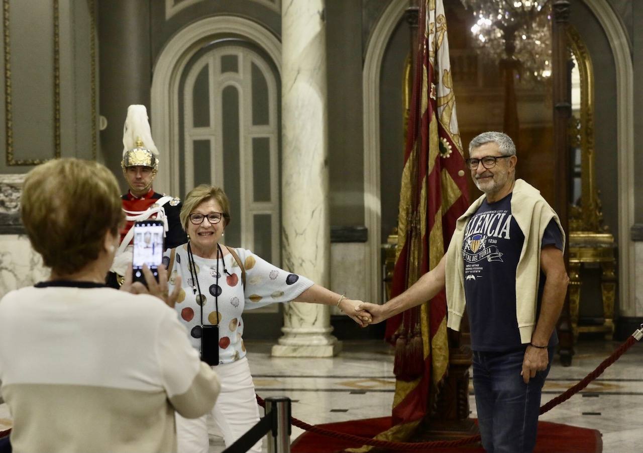 Varias personas se han dado cita para visitar la bandera de la Comunitat en este fin de semana del 9 d'Octubre.