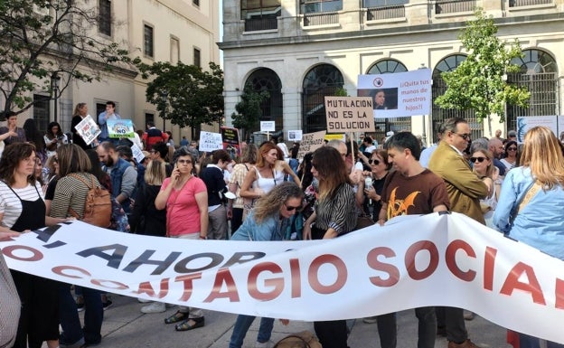 Manifestación de la asociación de padres y madres de jóvenes trans, Amanda, en Madrid, el sábado.