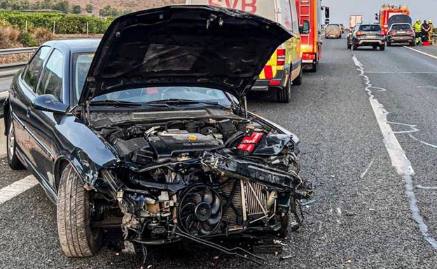 Imagen del otro accidente ocurrido a primera de este sábado con tres vehículos implicados en la AP-7. 