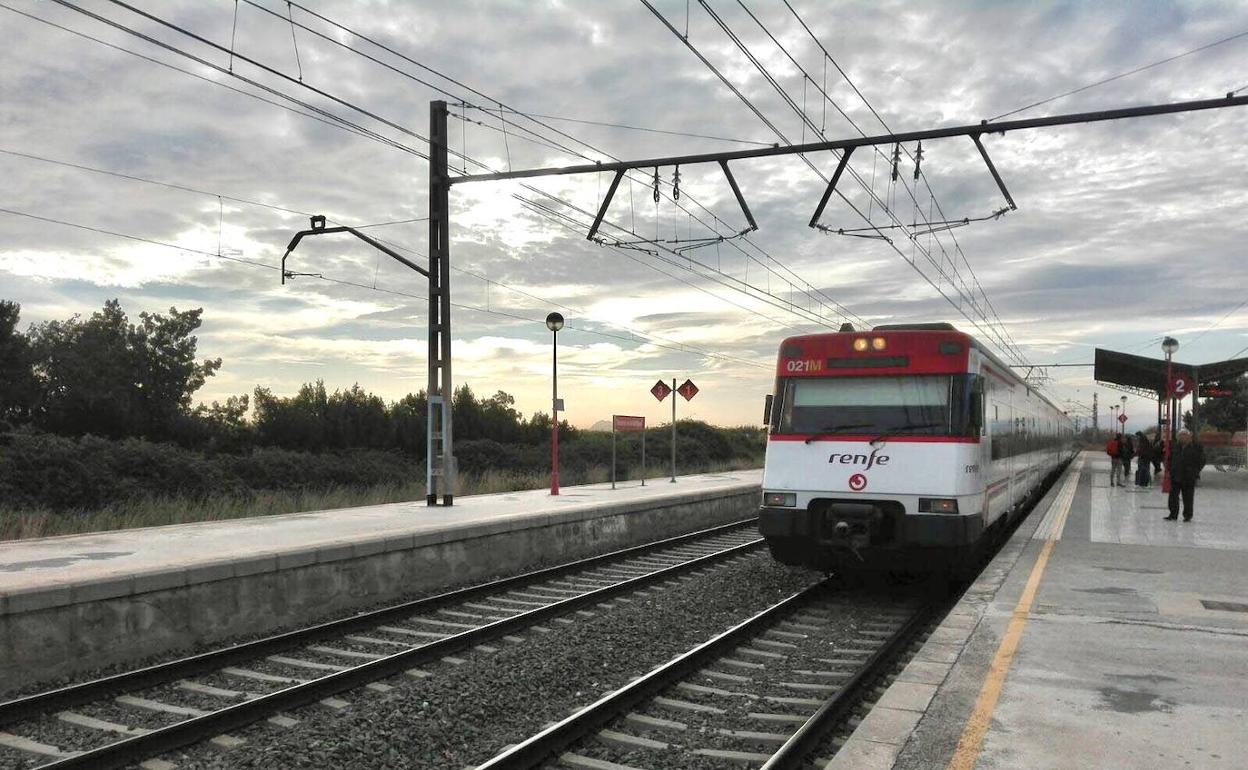 Un tren de Cercanías en una de las estaciones de la comarca de la Safor. 