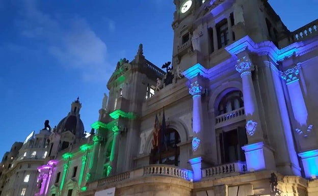 Fachada del Ayuntamiento de Valencia iluminada con los colores de la asociación. 