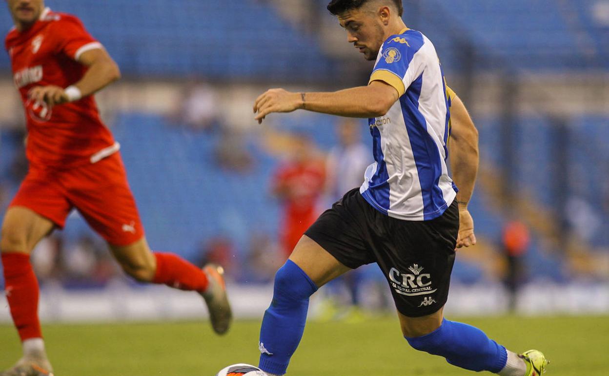 Álvaro Hernáiz conduce el balón ante un oponente, este sábado en el Rico Pérez. 