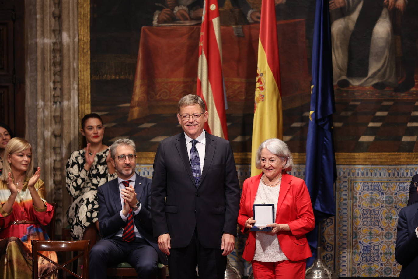 Los galardonados han posado junto al presidente de Generalitat.