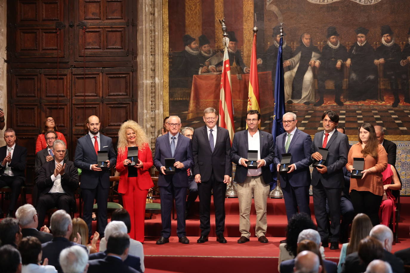 Los galardonados han posado junto al presidente de Generalitat.