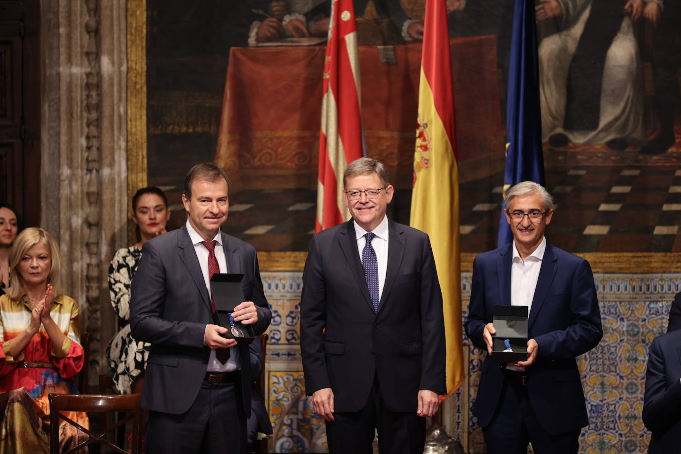 Los galardonados han posado junto al presidente de Generalitat.