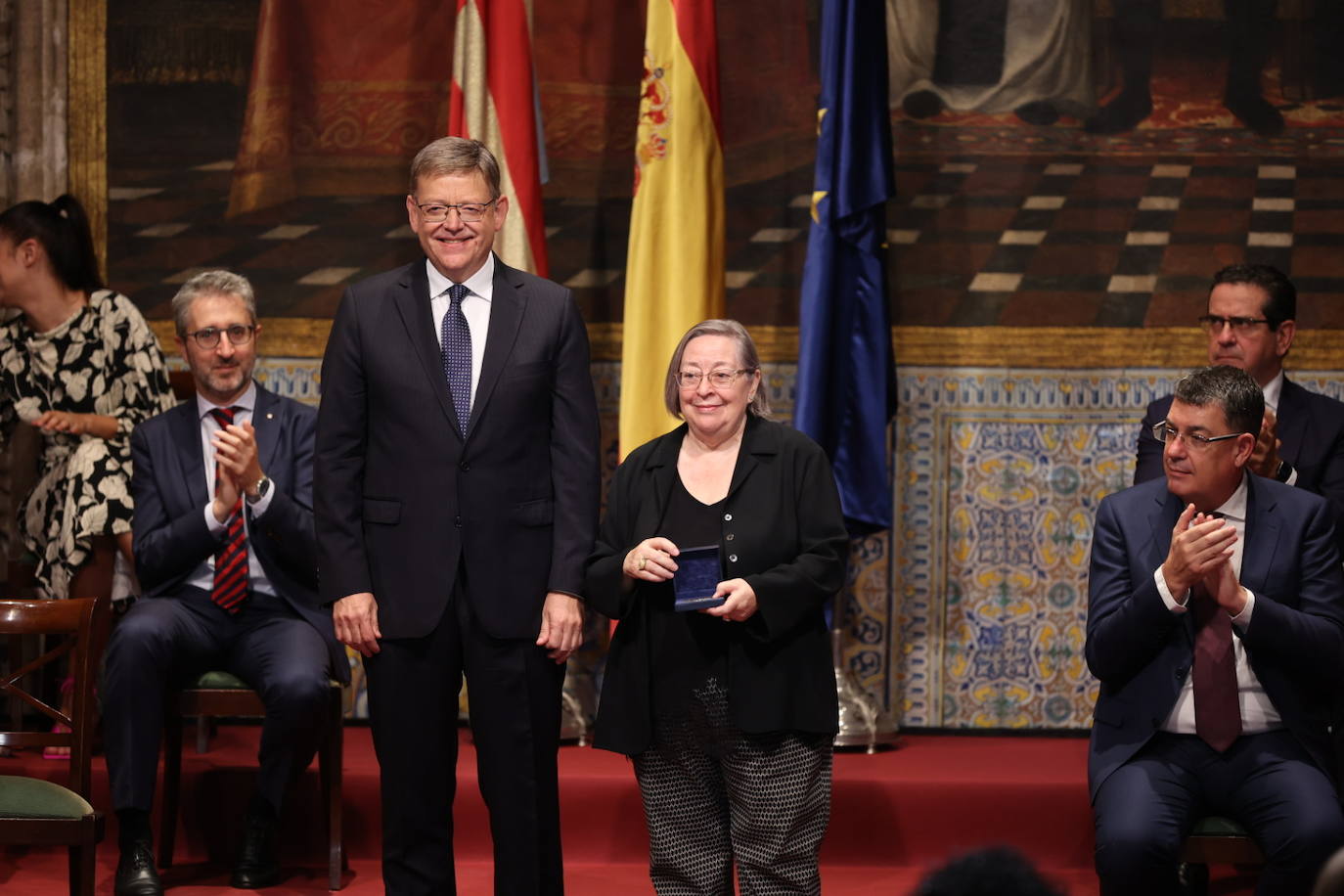 Los galardonados han posado junto al presidente de Generalitat.