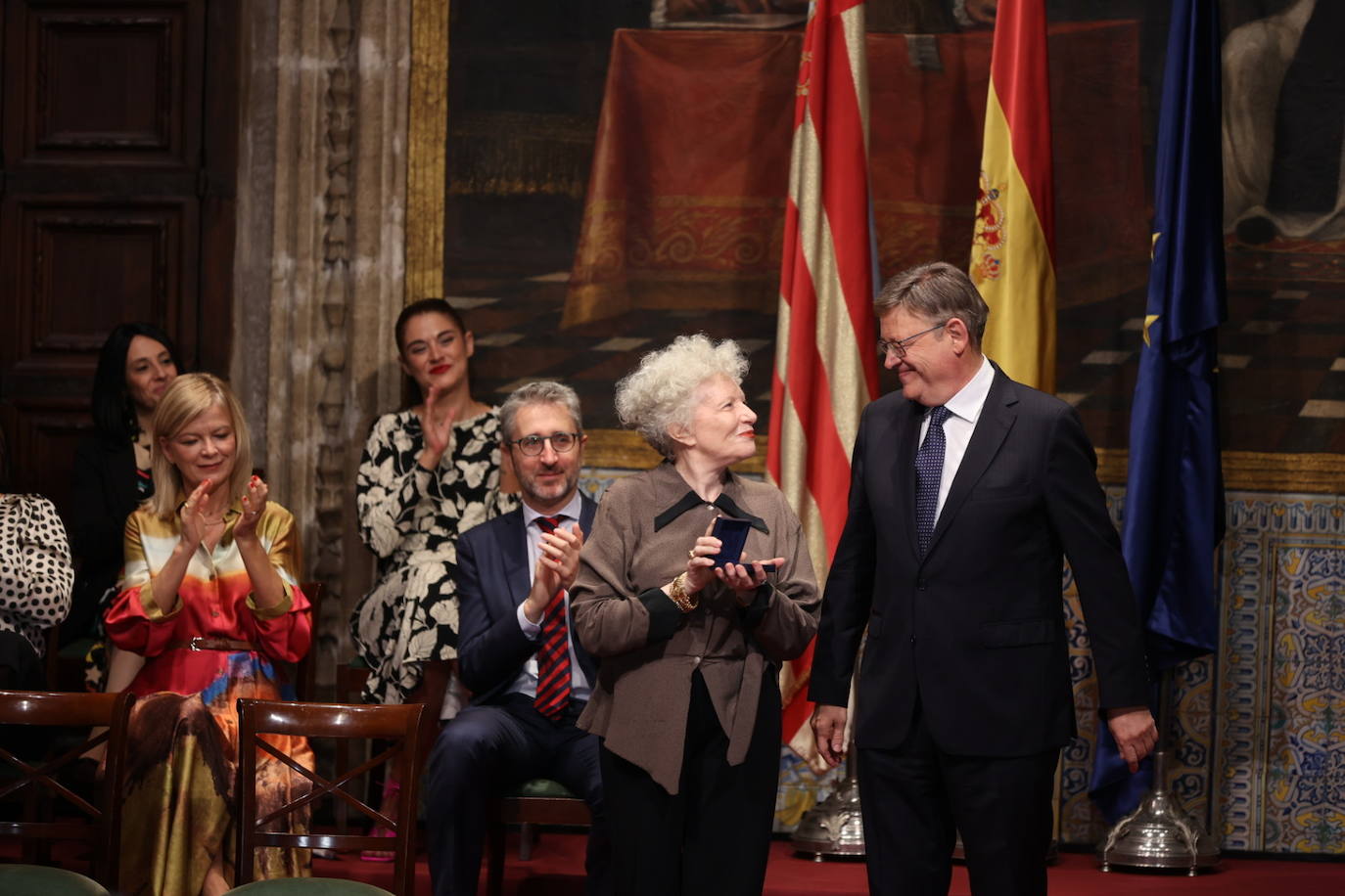 Los galardonados han posado junto al presidente de Generalitat.