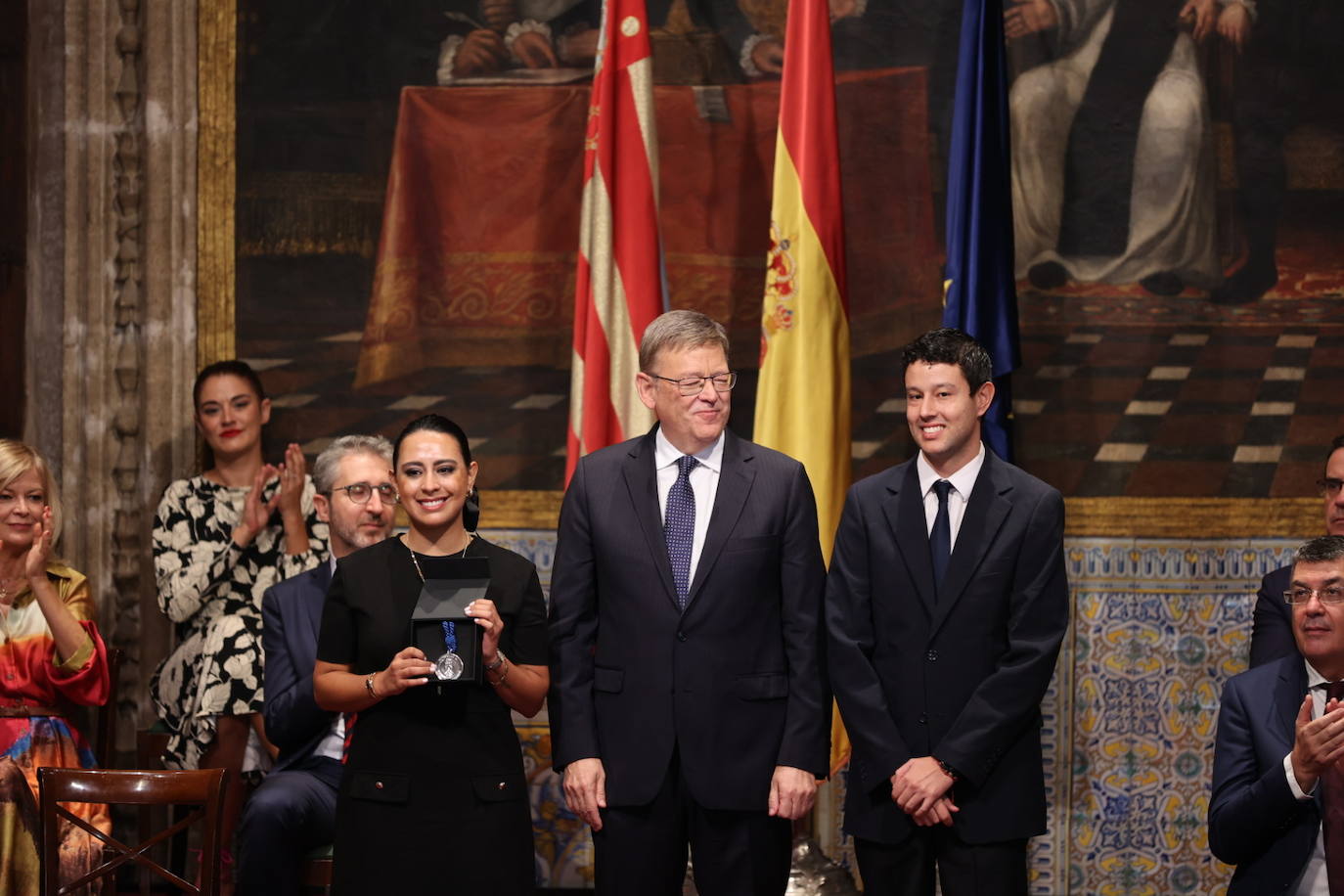 Los galardonados han posado junto al presidente de Generalitat.