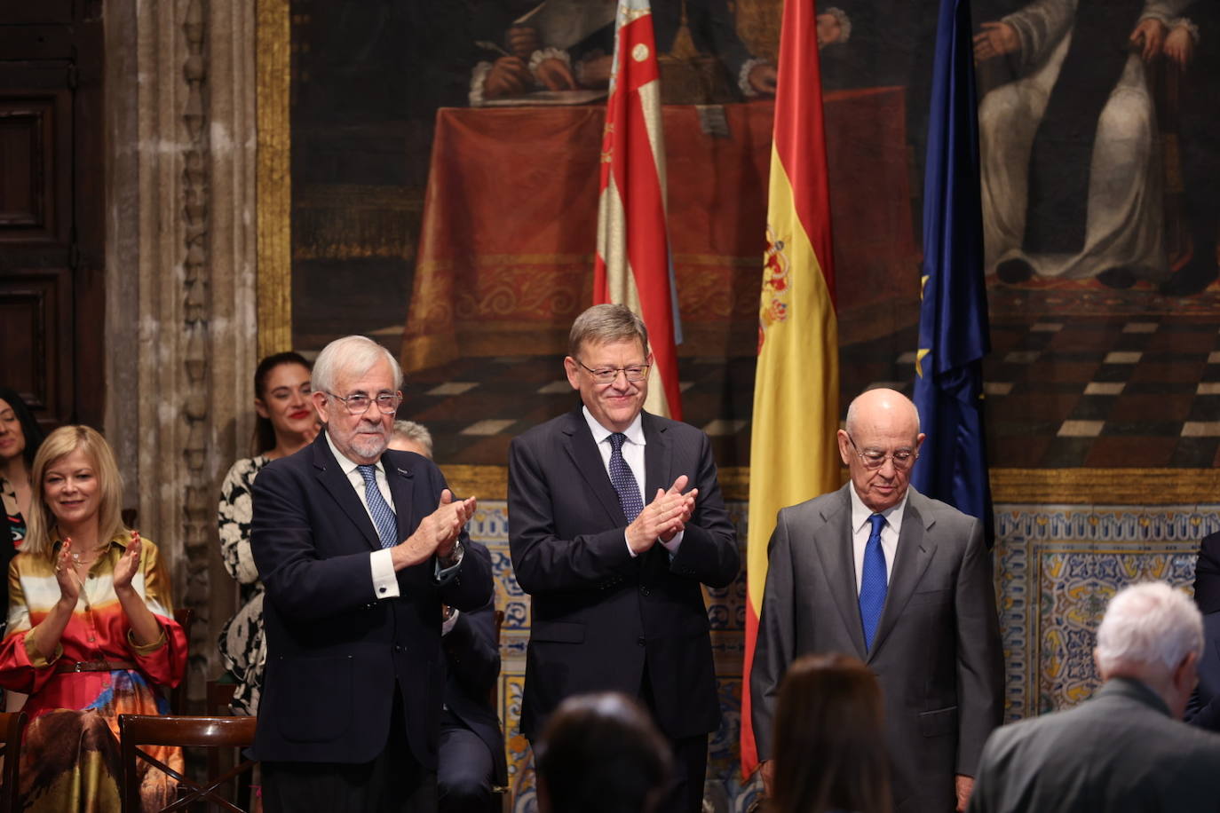 Los galardonados han posado junto al presidente de Generalitat.