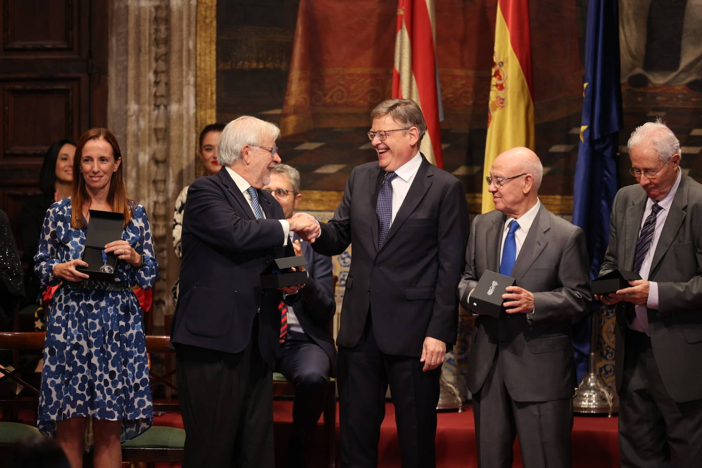 Los galardonados han posado junto al presidente de Generalitat.