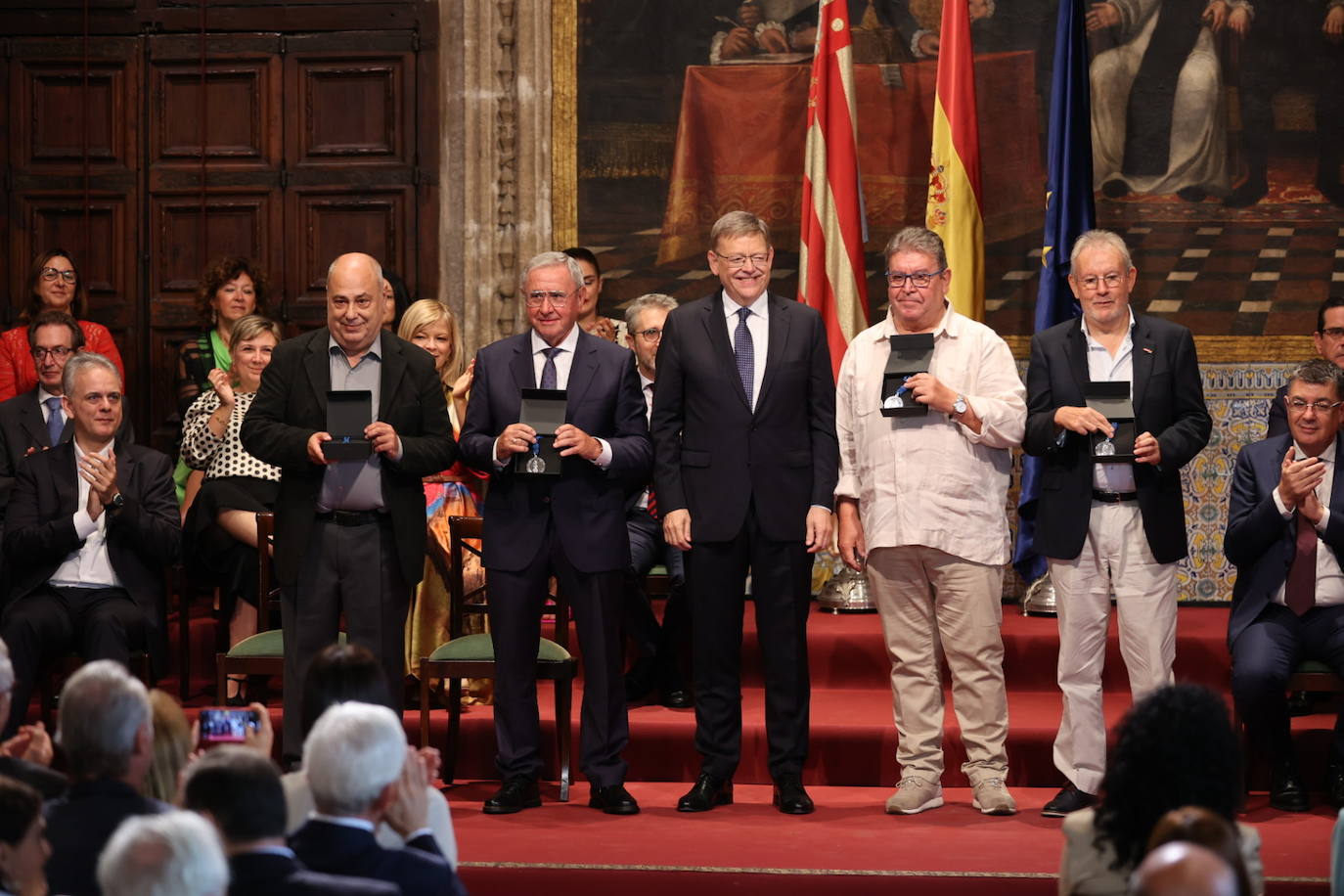 Los galardonados han posado junto al presidente de Generalitat.