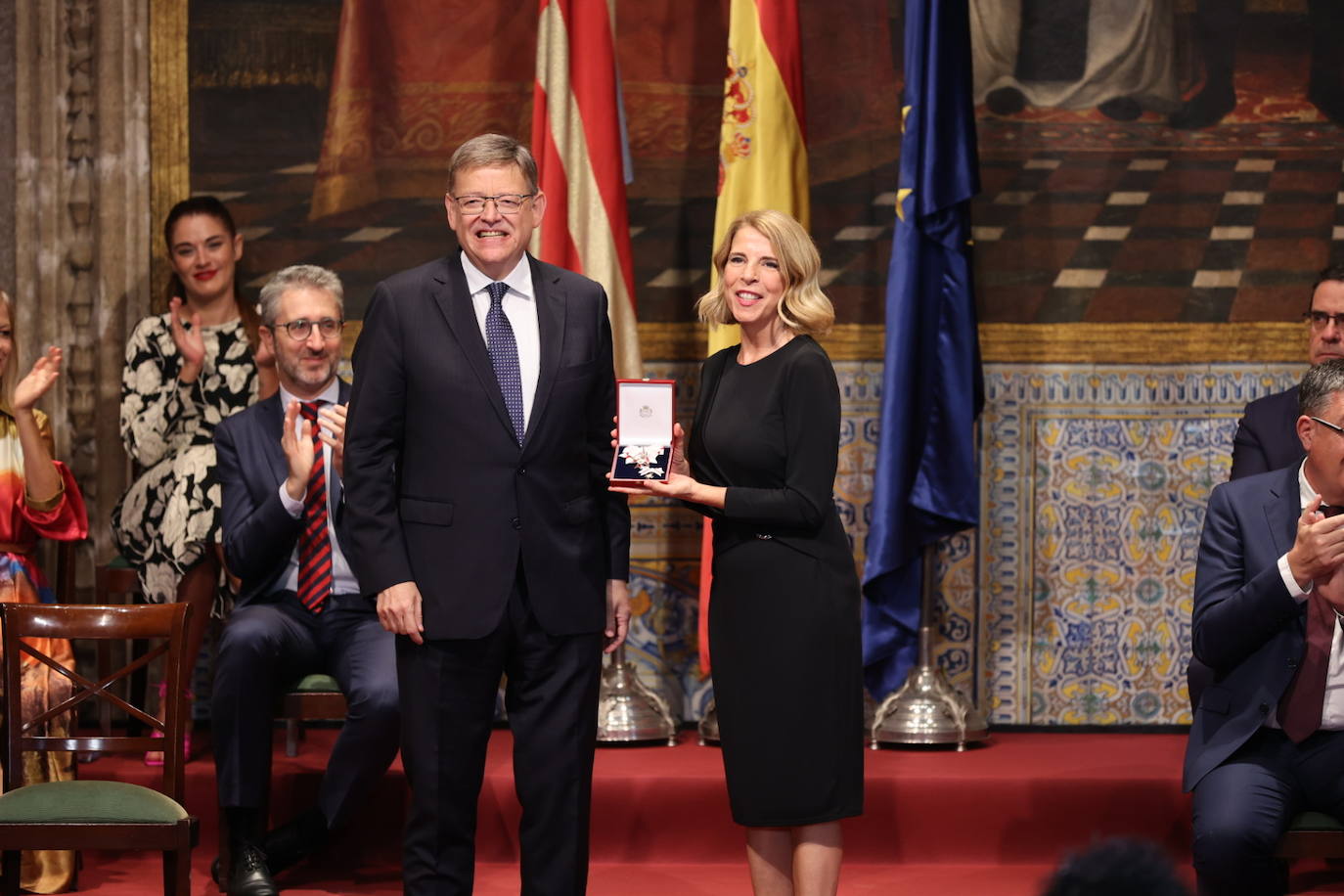 Los galardonados han posado junto al presidente de Generalitat.