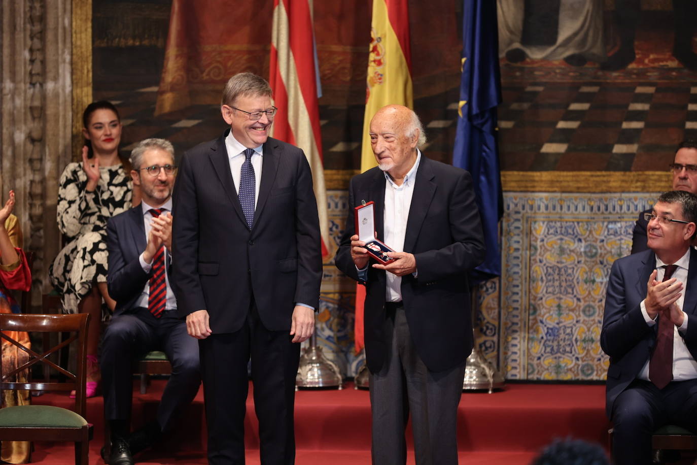 Los galardonados han posado junto al presidente de Generalitat.