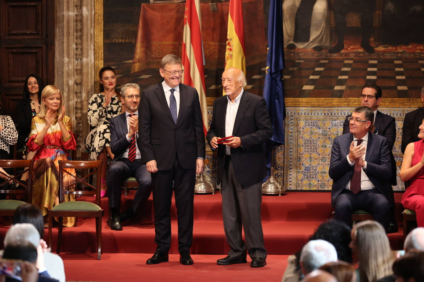 Los galardonados han posado junto al presidente de Generalitat.