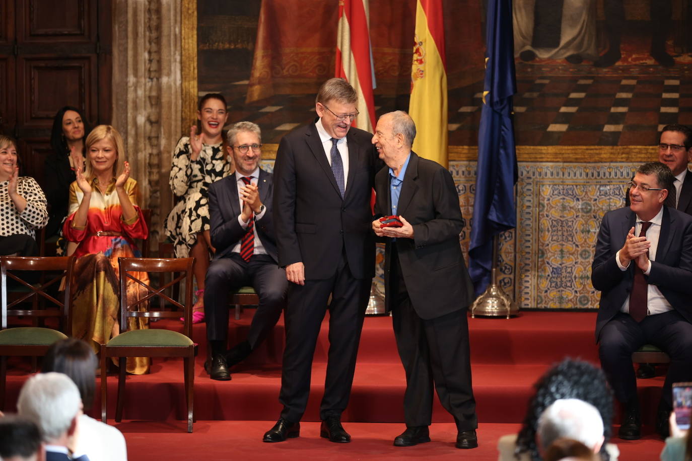 Los galardonados han posado junto al presidente de Generalitat.