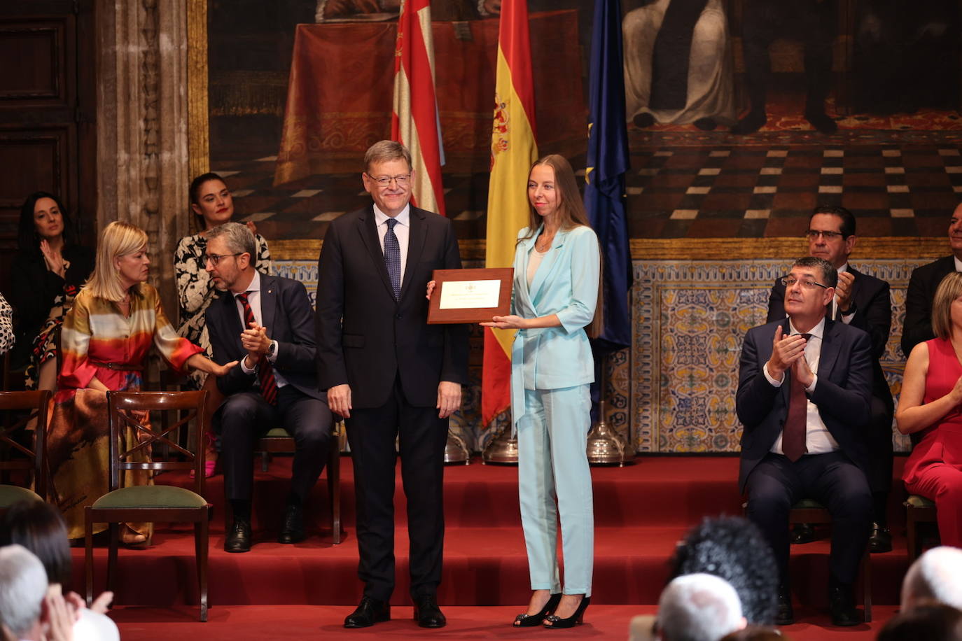 Los galardonados han posado junto al presidente de Generalitat.