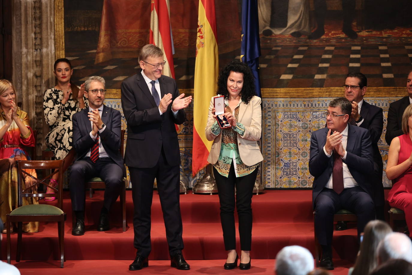 Los galardonados han posado junto al presidente de Generalitat.