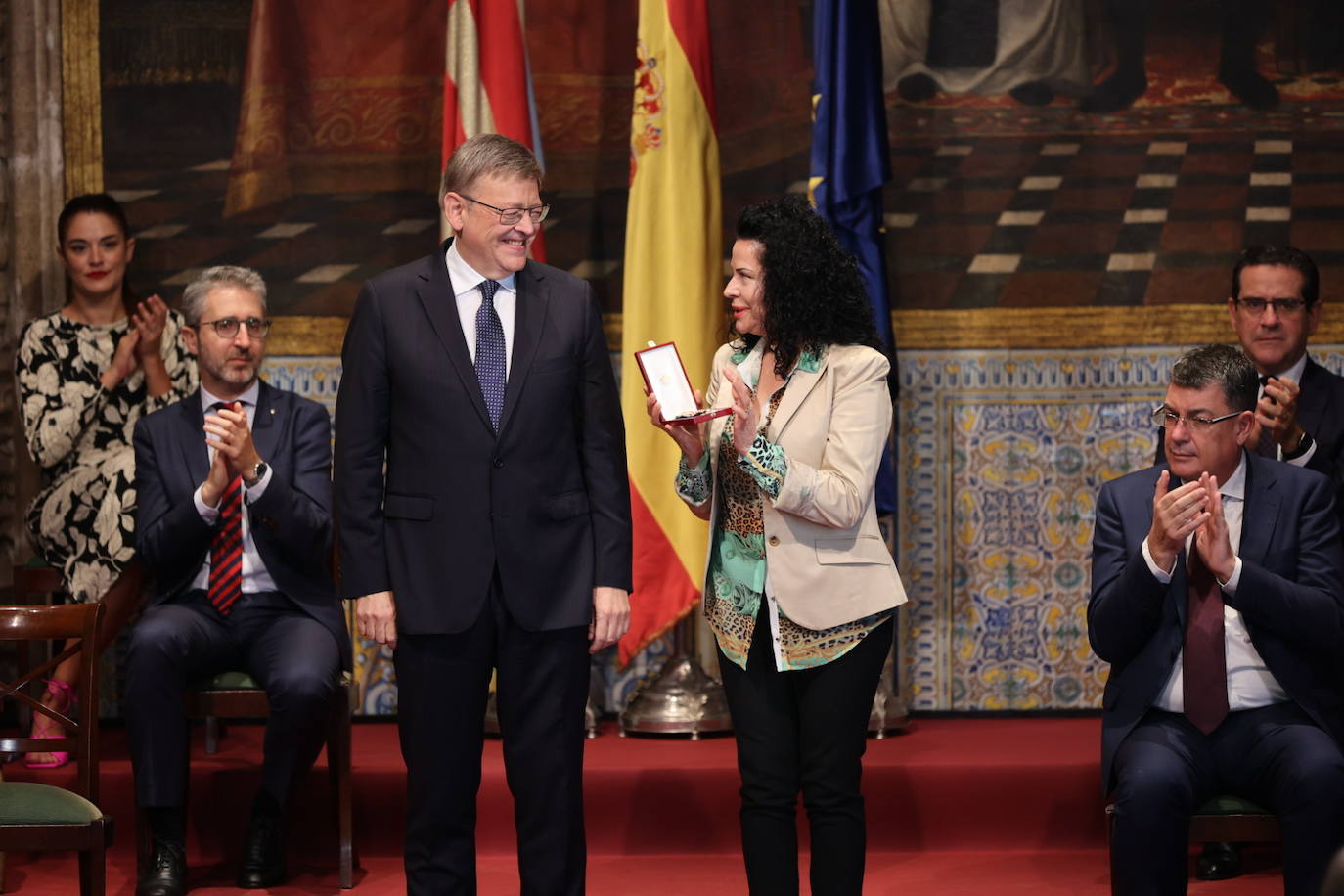 Los galardonados han posado junto al presidente de Generalitat.