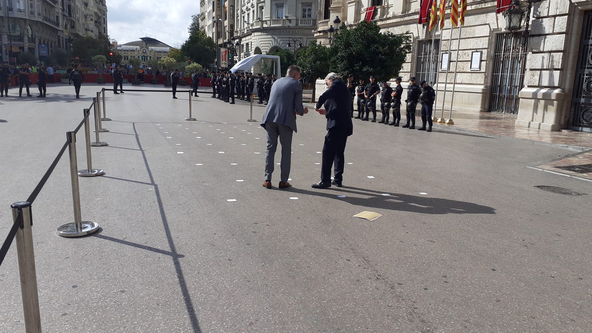 Miles de valencianos participan en una marcha de la enseña que recupera el recorrido habitual