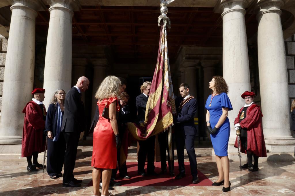 Miles de valencianos participan en una marcha de la enseña que recupera el recorrido habitual