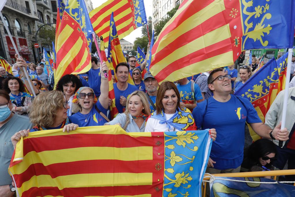 Miles de valencianos participan en una marcha de la enseña que recupera el recorrido habitual