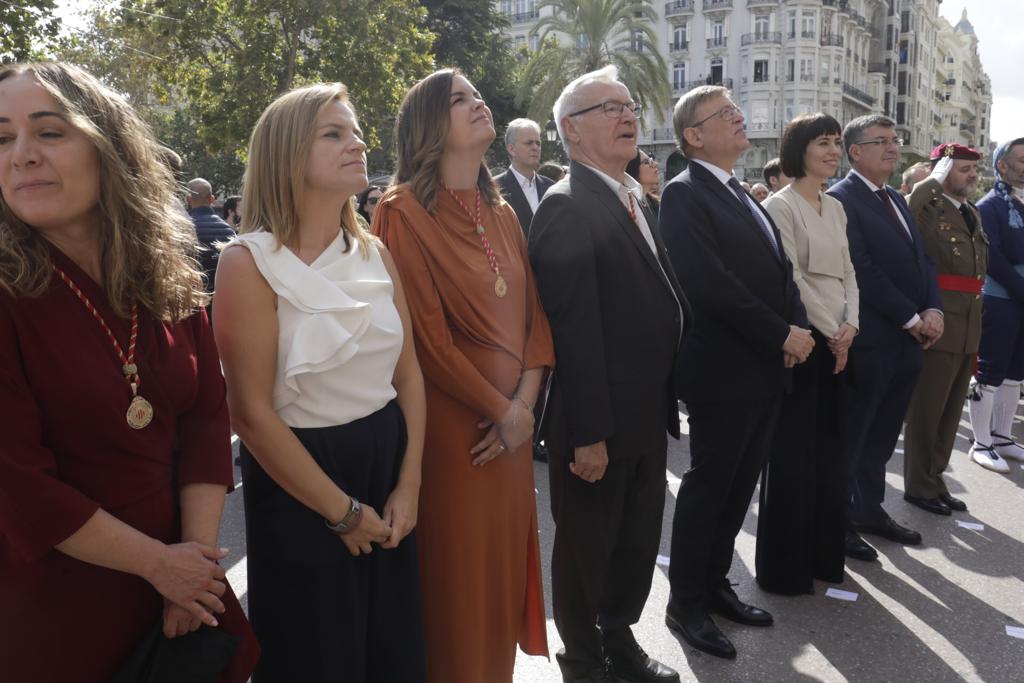 Miles de valencianos participan en una marcha de la enseña que recupera el recorrido habitual