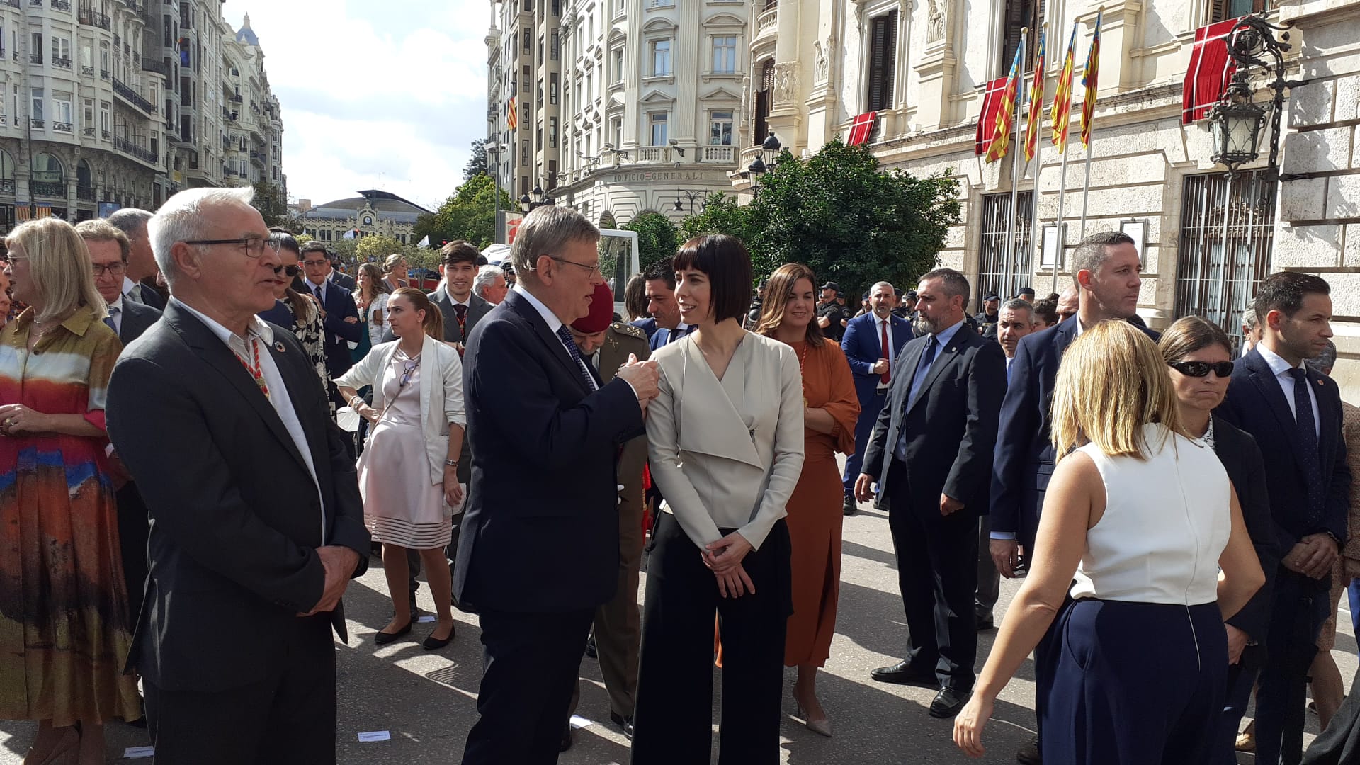 Miles de valencianos participan en una marcha de la enseña que recupera el recorrido habitual