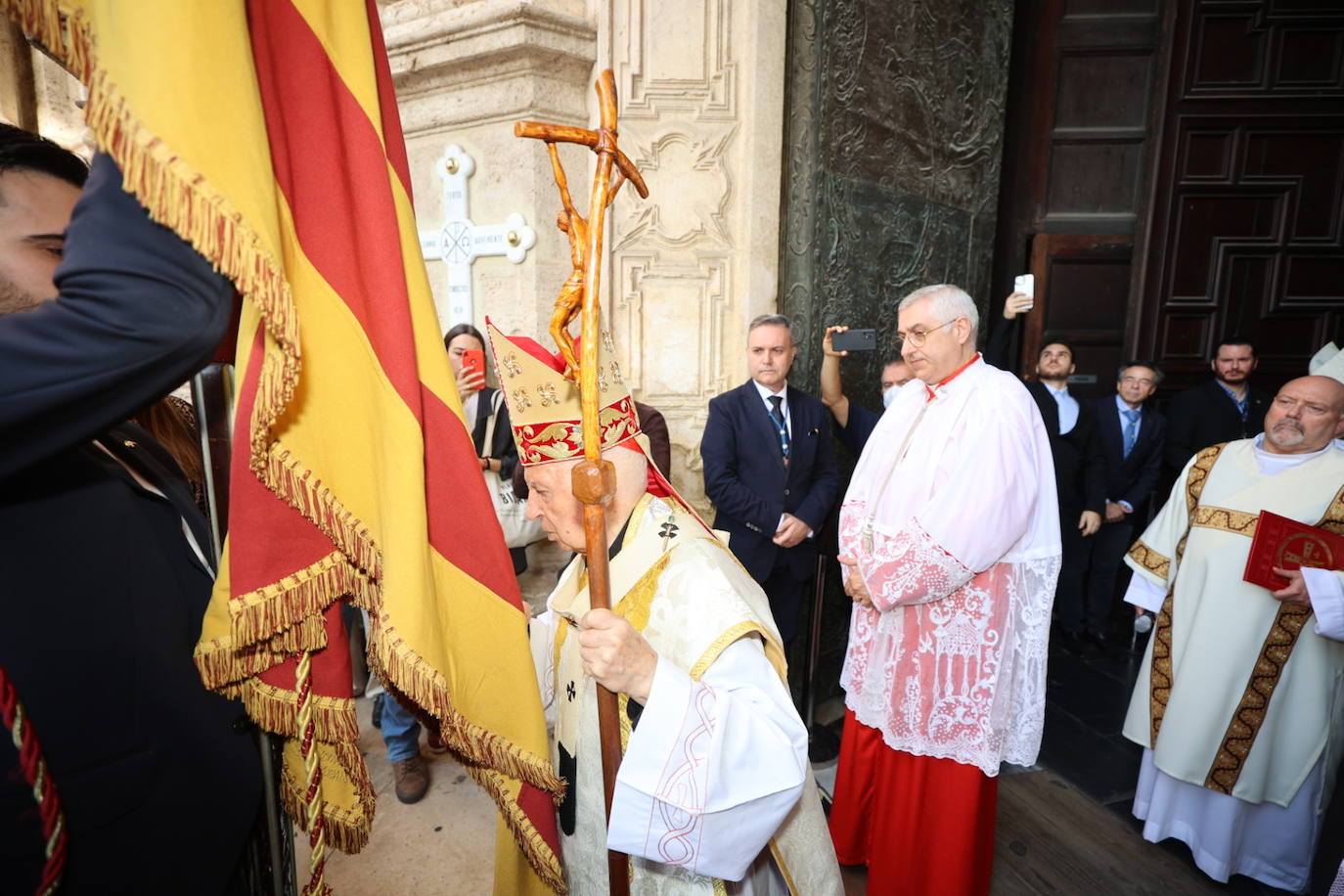 El cardenal Antonio Cañizares preside el acto en la Catedral de Valencia.