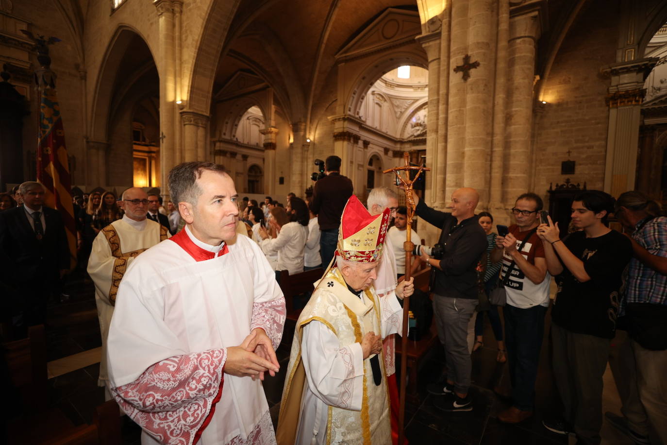 El cardenal Antonio Cañizares preside el acto en la Catedral de Valencia.