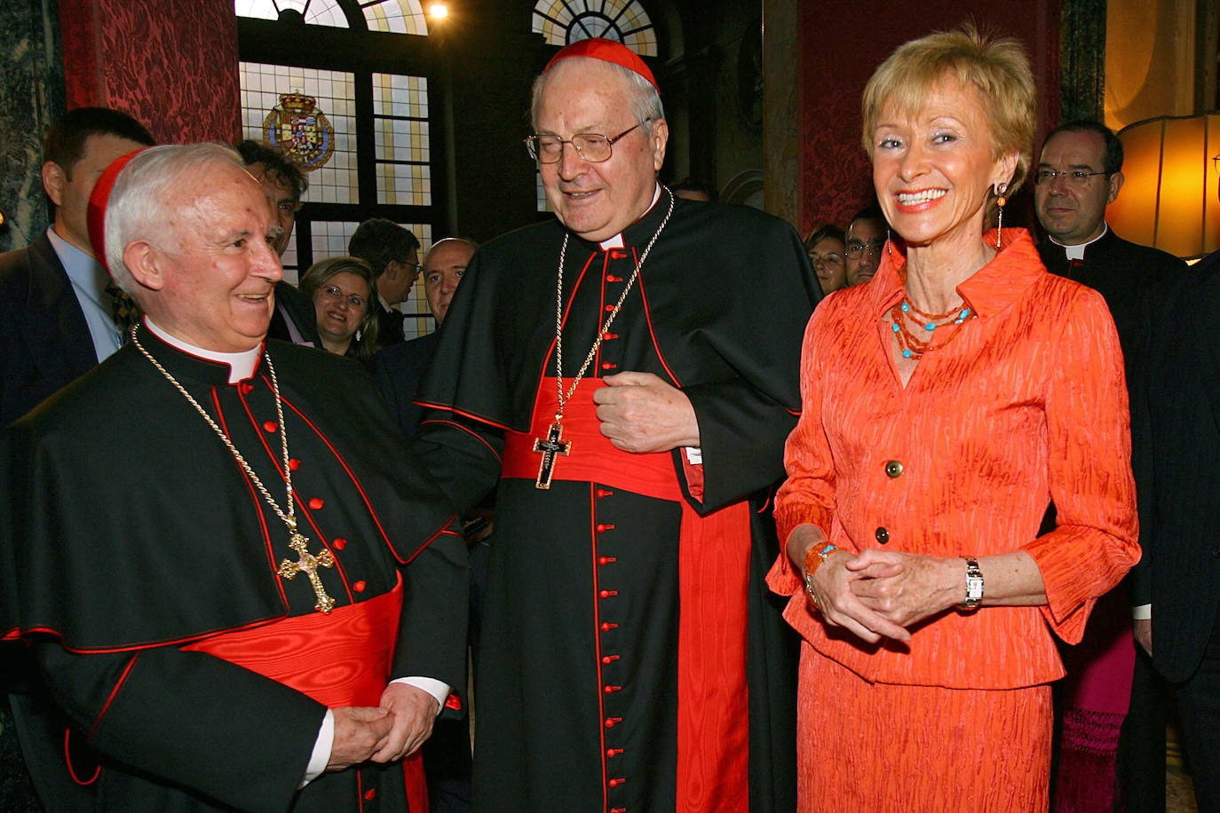 Marzo de 2006. El entonces cardenal arzobispo de Toledo, Antonio Cañizares; el secretario de Estado vaticano, Angelo Sodano (izda), y la vicepresidenta primera del Gobierno, María Teresa Fernández de la Vega, en la embajada de España ante la Santa Sede donde tiene lugar una recepción en honor al cardenal Cañizares que recibió el anillo cardenalicio. 