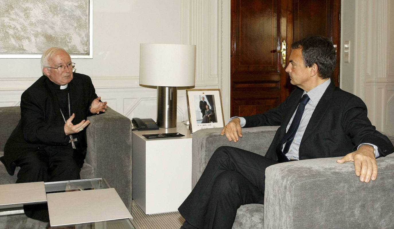 Enero de 2009. El entonces presidente del Gobierno, José Luis Rodríguez Zapatero (d), recibe esta mañana en el Palacio de la Moncloa al cardenal Antonio Cañizares. 