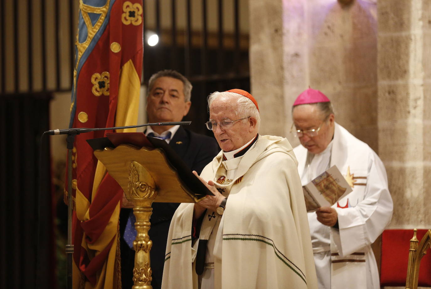 Octubre de 2016. Lo Rat Penat condecora al Cardenal Cañizares tras el Te deum en Santa Maria del Puig.