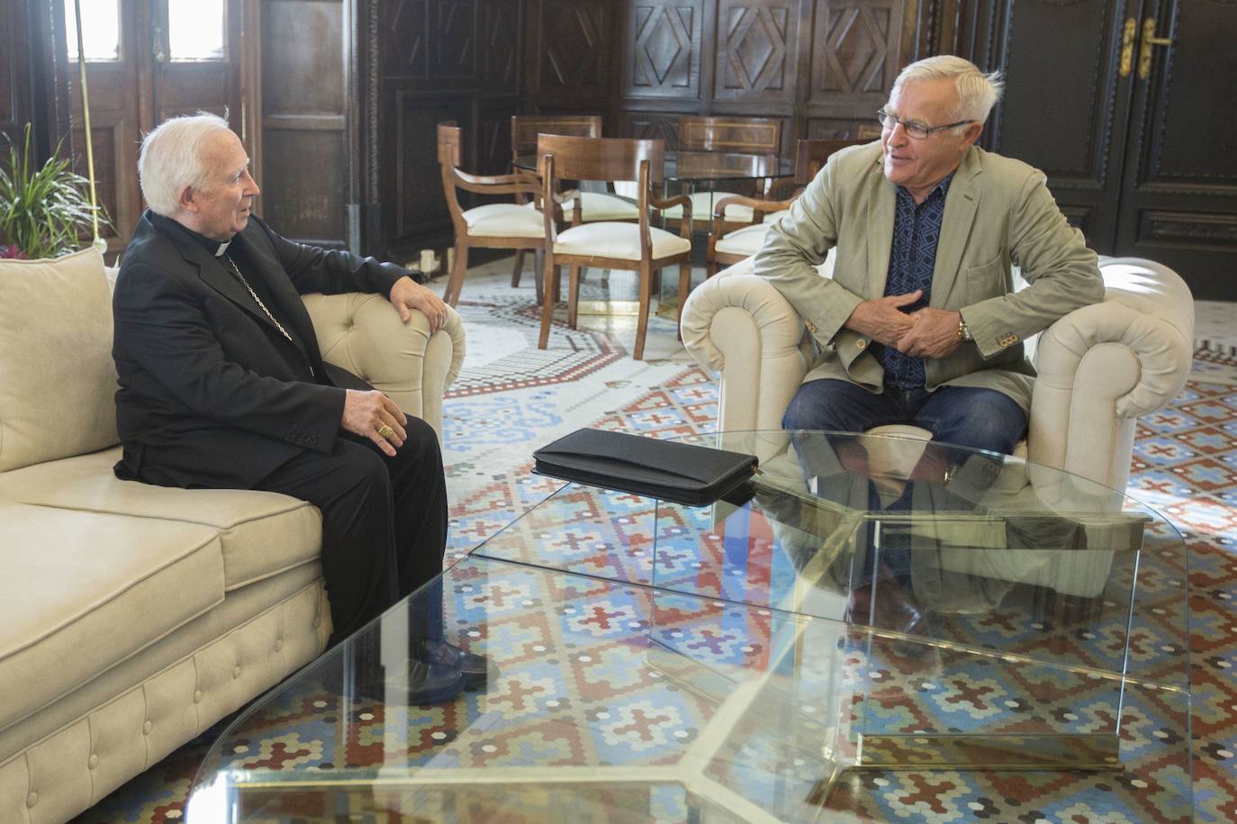 Septiembre de 2019. El arzobispo Cañizares y el alcalde Ribó, reunidos en el Salón de la Chimenea de la alcaldía de Valencia. 