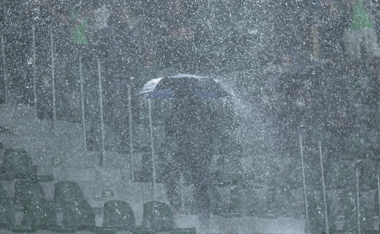 Imagen de la lluvia cayendo sobre el Martínez Valero. 