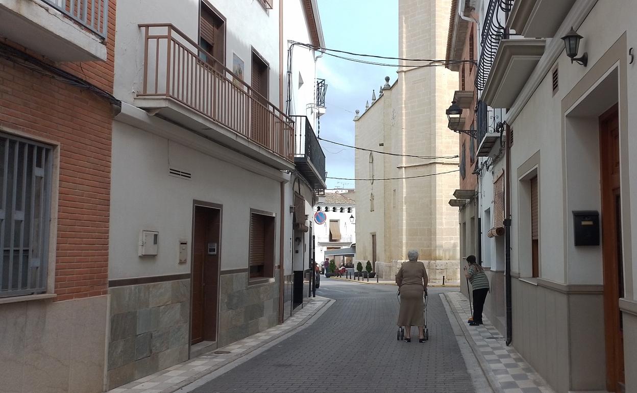 Varias vecinas de Quatretonda comentan el nombramiento de Enrique Benavent. 