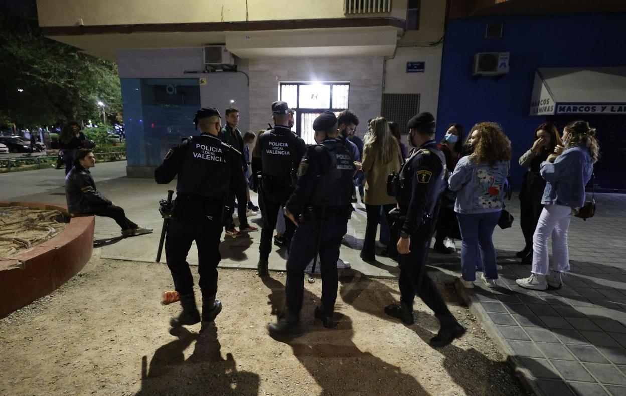 Agentes de la Policía Local, en la plaza de Honduras.