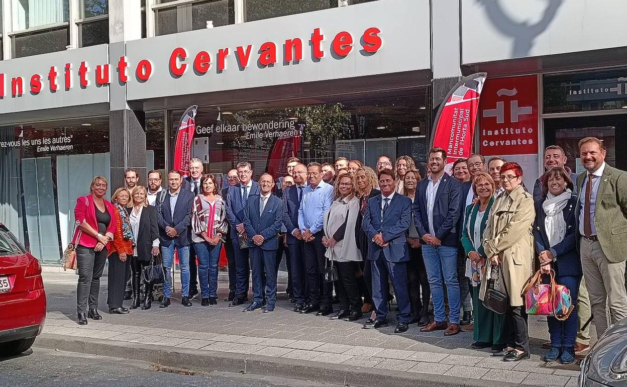 Los representantes municipales ante el Instituto Cervantes. 