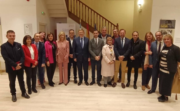 Imagen principal - Los representantes municipales en la celebración del 9 d'octubre con Ximo Puig. 