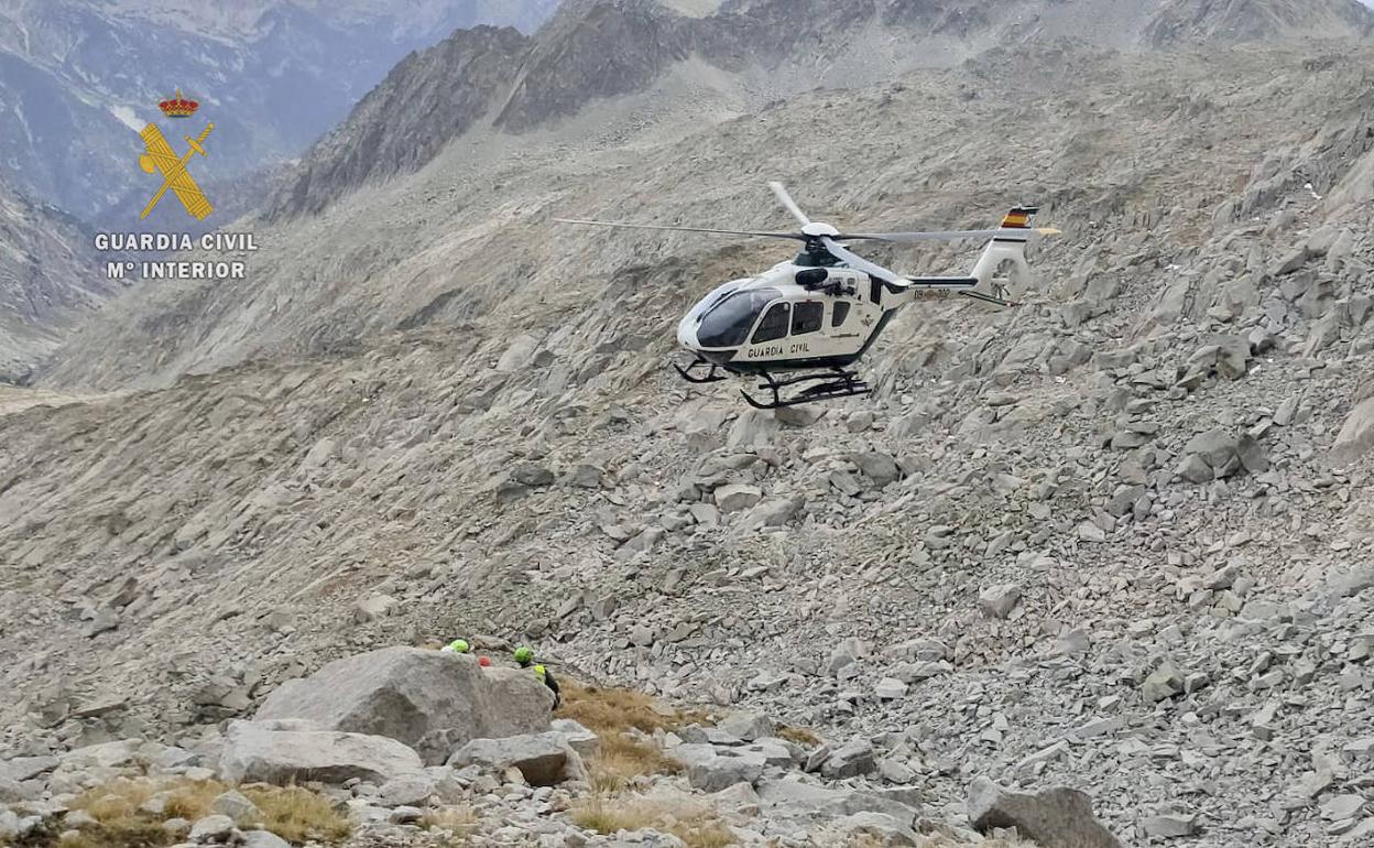 Un momento del rescate de la montañera valenciana en Huesca.