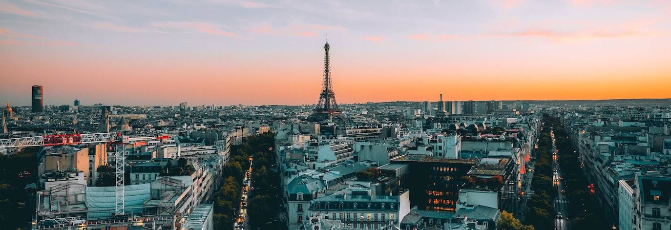 Cuando buscamos la ciudad favorita para los milenials, París es la que se lleva el primer puesto. Para una generación que usa habitualmente las redes sociales para compartir sus vivencias, la capital francesa es un destino increíblemente Instagrammable, siendo así el lugar de vacaciones ideal, ya que alberga uno de los monumentos más emblemáticos del mundo y ha sido etiquetada más de 137 millones en Instagram. Siendo, según esta métrica, la segunda ciudad del mundo más expuesta en redes sociales, solo por detrás de Londres. 