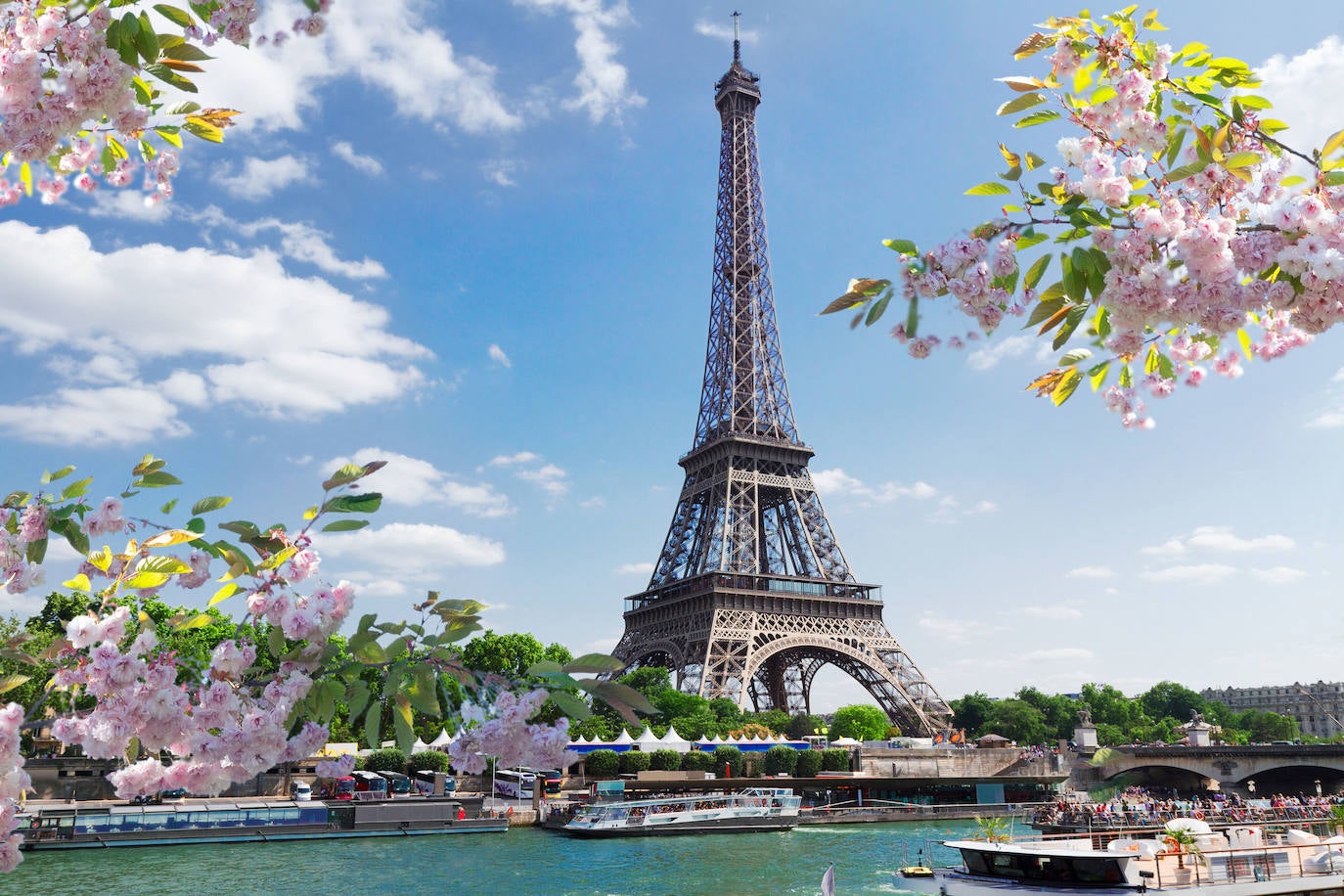 Además, París es también un destino gastronómico de primer orden. Un factor ideal para la generación Generación X que le encanta ir en búsqueda de buenos bares y restaurantes durante sus viajes. La capital francesa ofrece platos tradicionales como el bistec a la pimienta y la "Beurre Blanc", una salsa cremosa a base de mantequilla, vino blanco, chalotas y vinagre de vino blanco. Además cuenta con Disneyland París para quienes buscan un sitio ideal para pasar en familia.