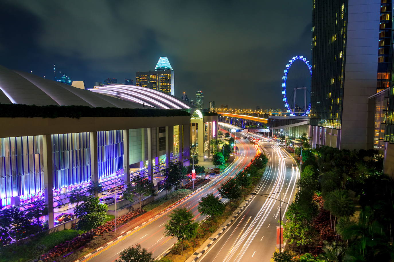 Otra razón por la que Singapur es una buena opción para los Baby Boomers es el número de restaurantes de la Guía Michelin que alberga, 249 en total. Sorprendentemente, 52 de estos restaurantes tienen al menos una estrella Michelin, y tres de ellos cuentan con la categoría de 3 estrellas Michelin. Para los interesados, estos prestigiosos restaurantes son Les Amis, Odette y Zén.