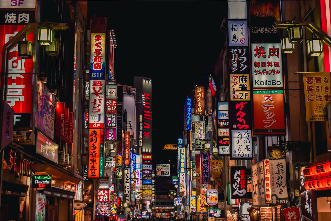 Y para una generación a la que cuando viaja le gusta recorrer los destinos en coche, Japón en su conjunto obtuvo una puntuación de 6,1 sobre 7 por la calidad de sus carreteras. Esta calificación se basa en la extensión y el estado de las carreteras. Lo que significa que podrás recorrer el país sin preocuparte de los baches que encontraras a lo largo del camino. Finalmente, lo más probable que hagas durante tu estancia es recorrer algunos de los muchos puntos de interés que ofrece la ciudad. 