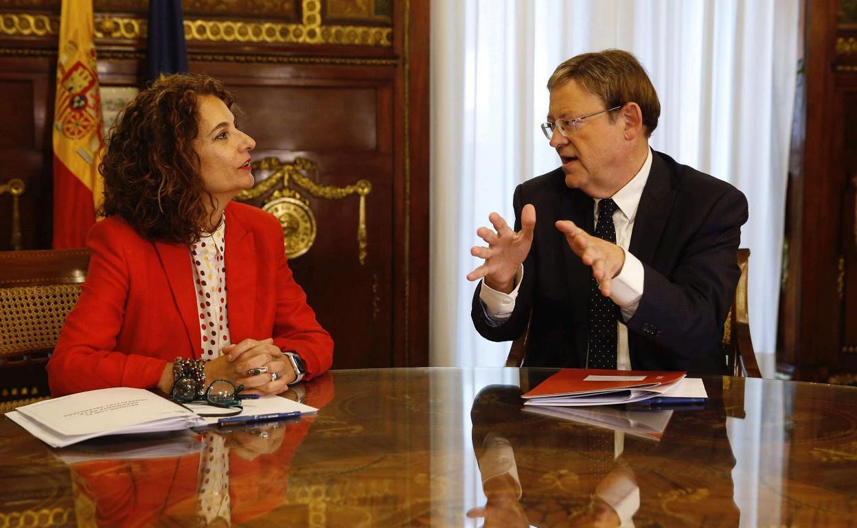 La ministra Montero junto al presidente de la Generalitat, Ximo Puig. 