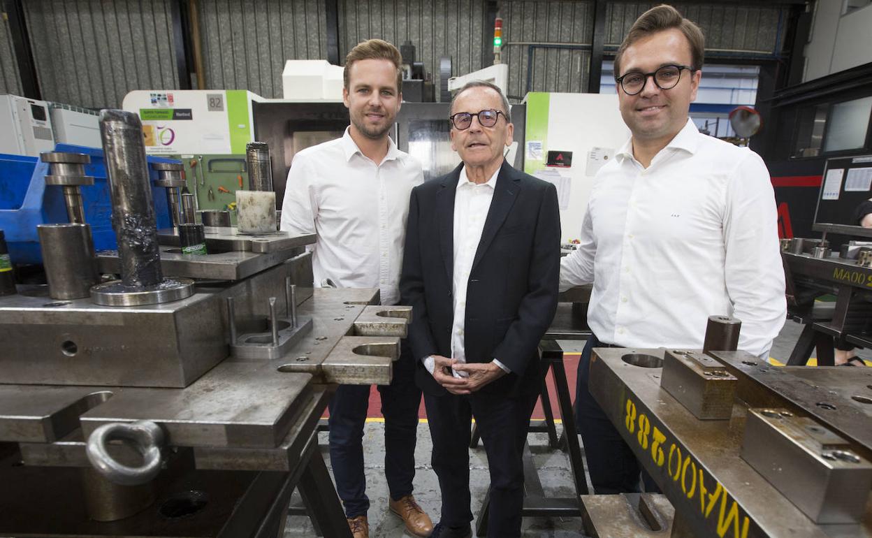 Dos generaciones. José y Álvaro posan junto a su padre José Alcántara, fundador de la empresa. 