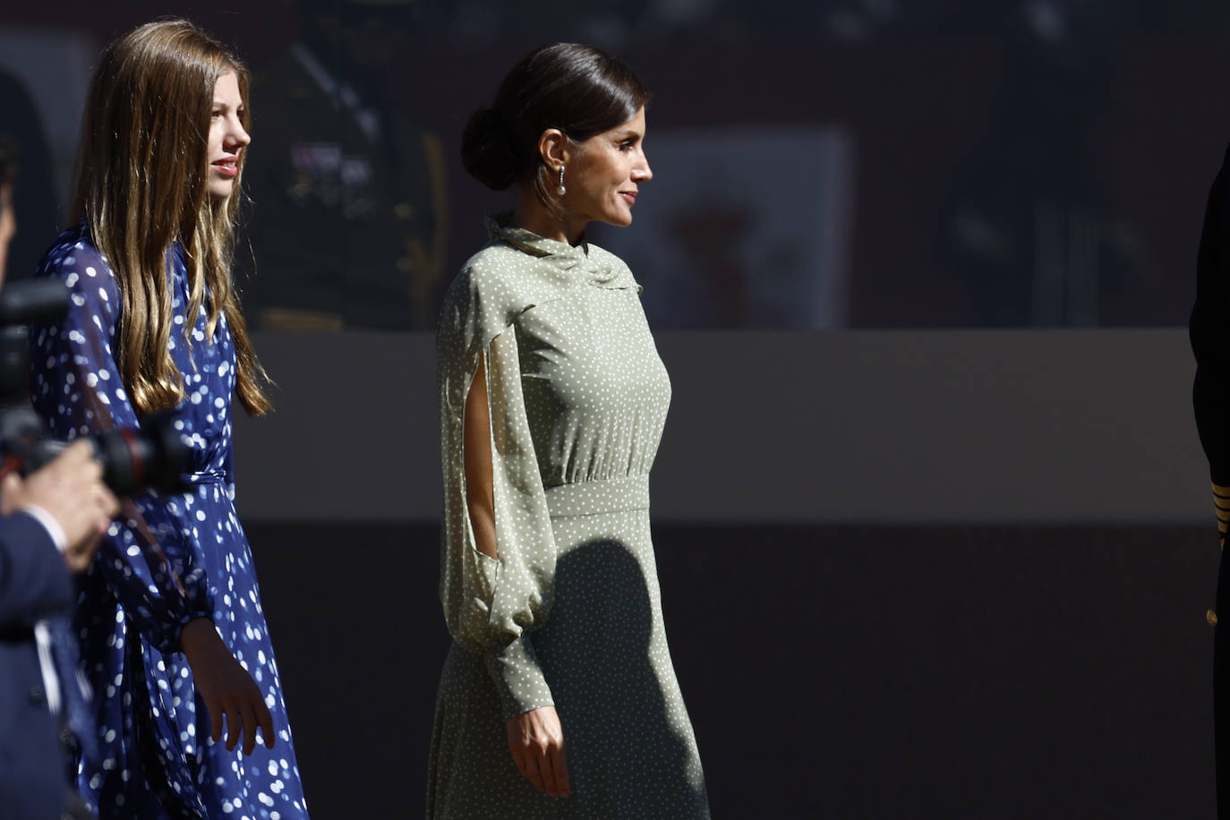 La reina opta por un vestido de gasa en verde con lunares blancos de la firma española Vogana. Se trata del modelo Nanda, de la colección del año 2021, con un precio de 265 euros. En la pieza de silueta fluida y cintura marcada destacaban las originales mangas, con una abertura que dejaba ver discretamente sus torneados brazos y formadan una suerte de capa. Menos discretos son los espectaculares pendientes de perlas australianas que le regaló don Felipe hace más de una década, con los que completó el estilismo.