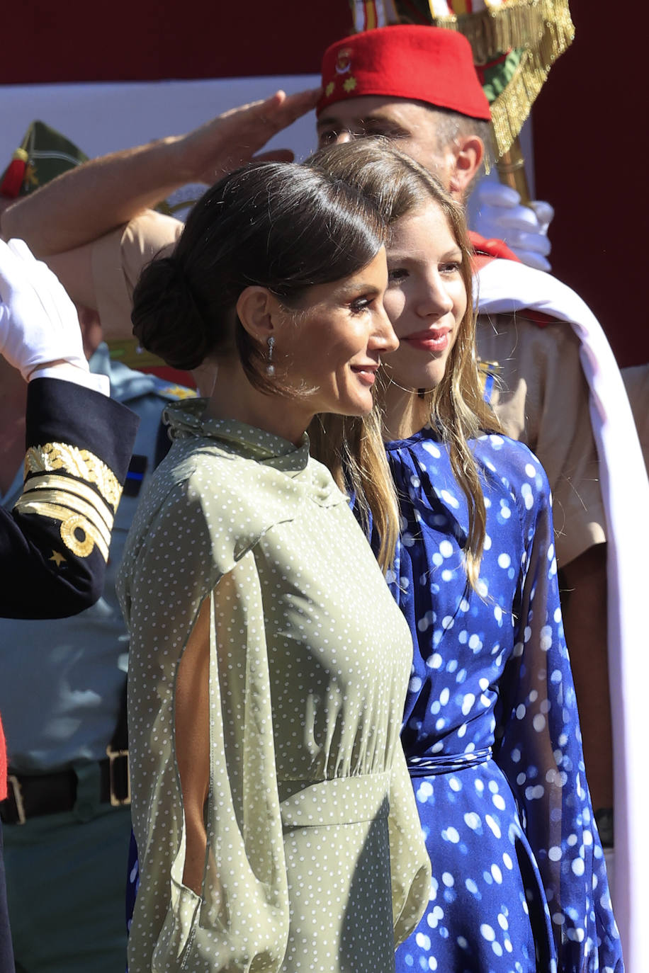 La reina opta por un vestido de gasa en verde con lunares blancos de la firma española Vogana. Se trata del modelo Nanda, de la colección del año 2021, con un precio de 265 euros. En la pieza de silueta fluida y cintura marcada destacaban las originales mangas, con una abertura que dejaba ver discretamente sus torneados brazos y formadan una suerte de capa. Menos discretos son los espectaculares pendientes de perlas australianas que le regaló don Felipe hace más de una década, con los que completó el estilismo.